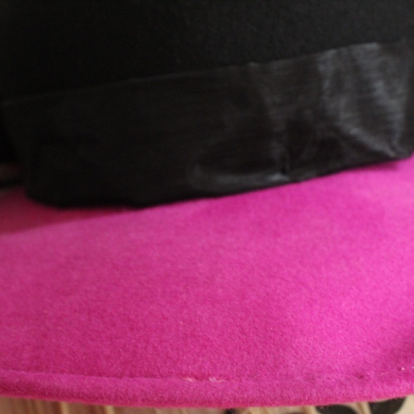 1980’s Black and Fuscia Andre Hat with Bows - Picture 5 of 5